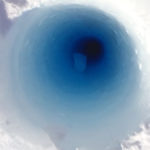 不思議な音がする南極の穴