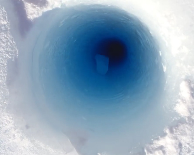 不思議な音がする南極の穴