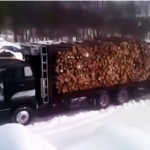 トラックから材木を降ろす