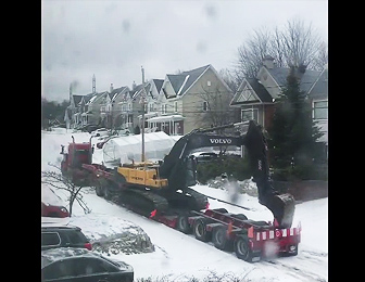 トラックが雪の坂道を登る