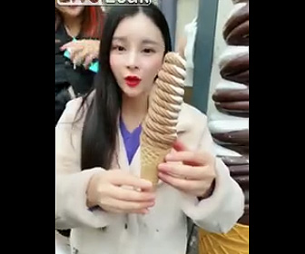 【動画】中国人美女が巨大ソフトクリームを一口で食べる衝撃映像