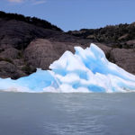 【動画】氷山観光船の目の前で巨大な氷山がひっくり返る衝撃映像