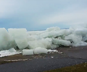 【動画】川から大量の氷が押し寄せて来る衝撃映像