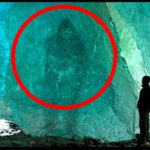 【動画】氷の中から発見された謎の物体